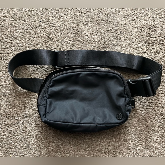 COPY - Lululemon Everywhere Belt Bag in Black - Picture 3 of 5